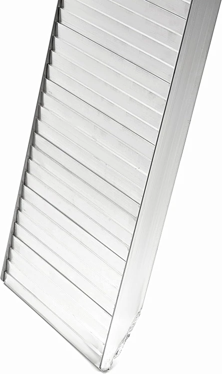 Zbliżenie perforowanej powierzchni rampy aluminiowej
