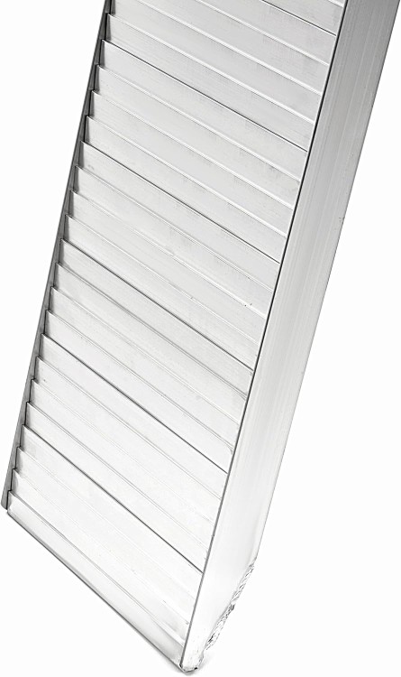 Aluminiowa rampa najazdowa składana z perforowaną, antypoślizgową powierzchnią i udźwigiem 340 kg